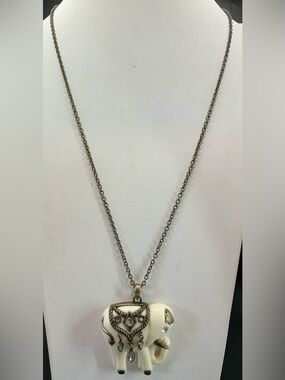 VINTAGE AVON NRT ELEPHANT PENDANT IN IVORY COLOR WITH ANTIQUE GOLDTONE ACCENTS